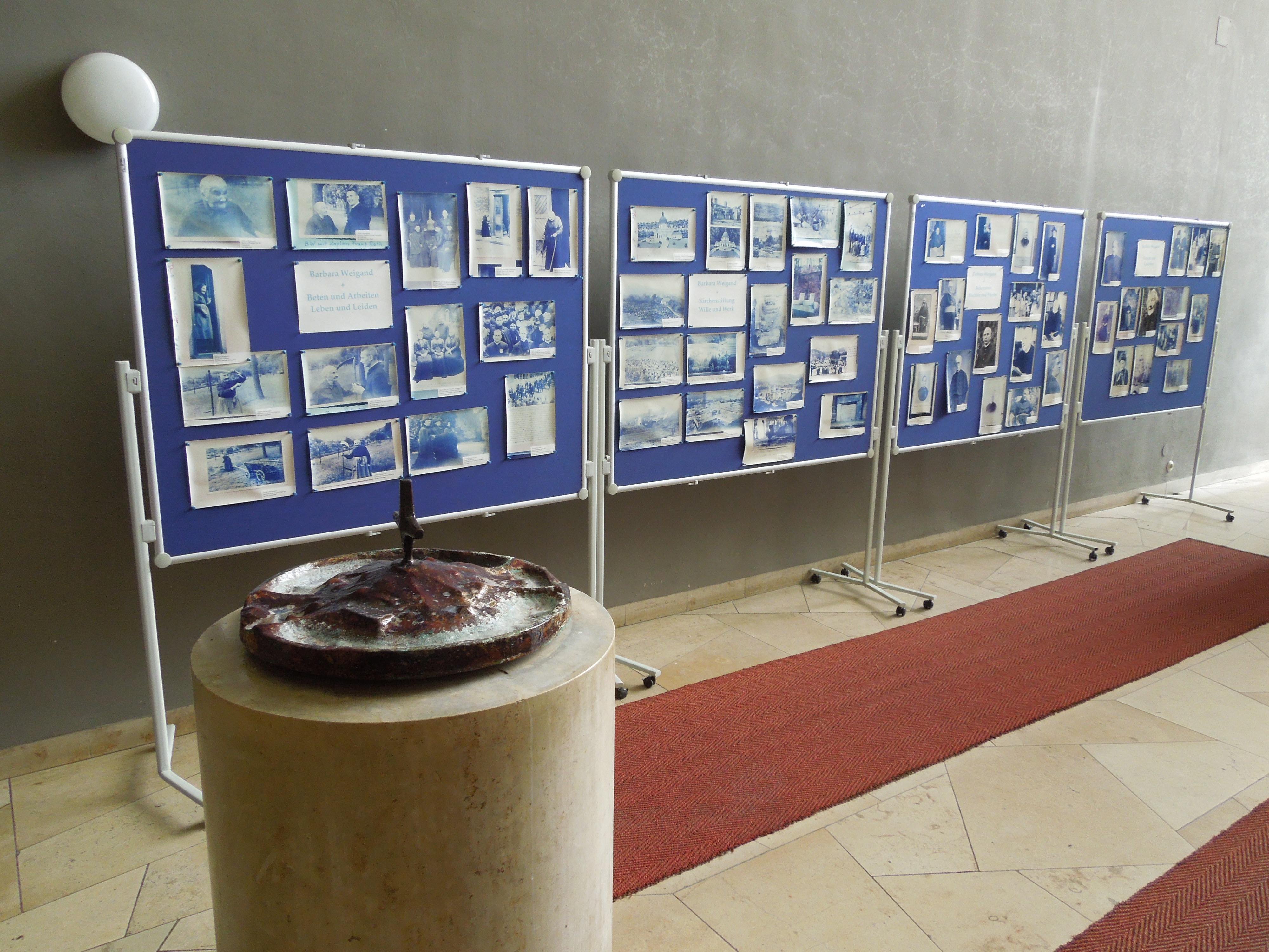 Info-Tafeln im Eingangsbereich der St.-Pius-Kirche in Schippach